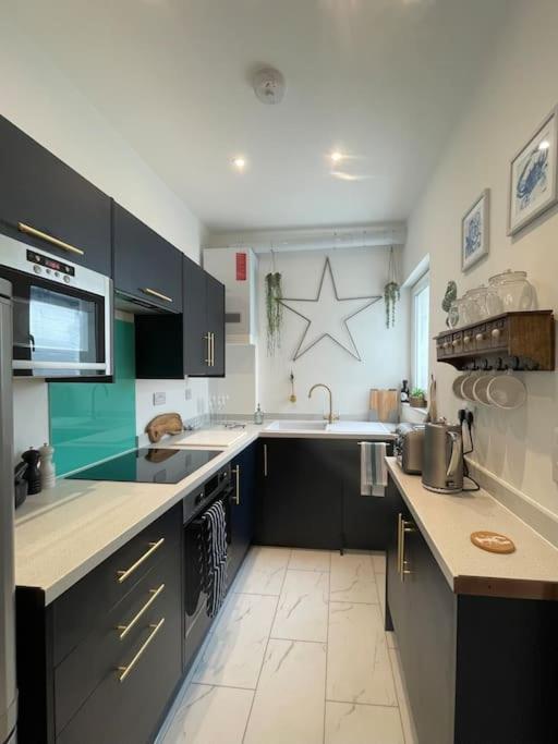 Top Deck - Fresh, Stylish Seaside Apartment Вентнор Екстериор снимка